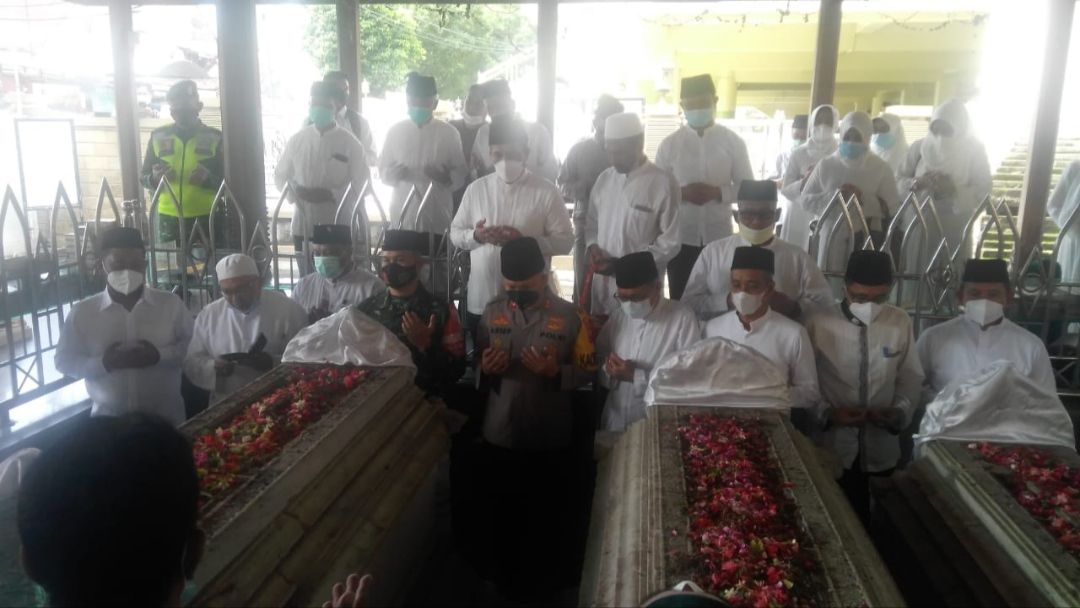 Fandi Akhmad Yani dan Aminatun Habibah berziarah ke makam aulia jelang HUT Kabupaten Gresik. (Foto: Sudasir Al Ayyubi/Javasatu.com)