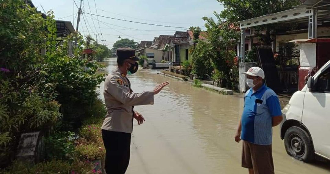 Kapolsek memantau kondisi banjir akibat luapan Kali Lamong, Kabupaten Gresik. (Foto: Sudasir Al Ayyubi/Javasatu.com)
