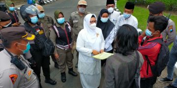 Wakil Bupati Gresik, Aminatun Habibah temui massa PMII. (Foto: Sudasir Al Ayyubi/Javasatu.com)