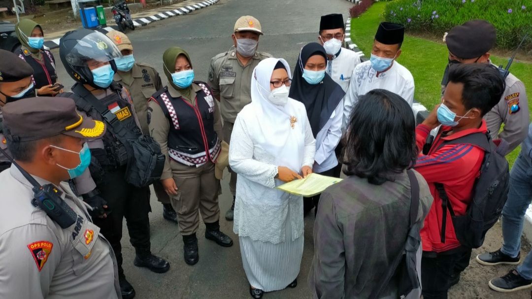 Wakil Bupati Gresik, Aminatun Habibah temui massa PMII. (Foto: Sudasir Al Ayyubi/Javasatu.com)