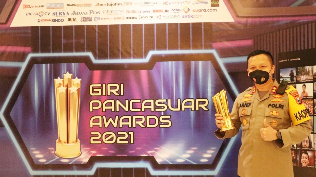 Kapolres Gresik Raih Penghargaan Giri Pancasuar Awards