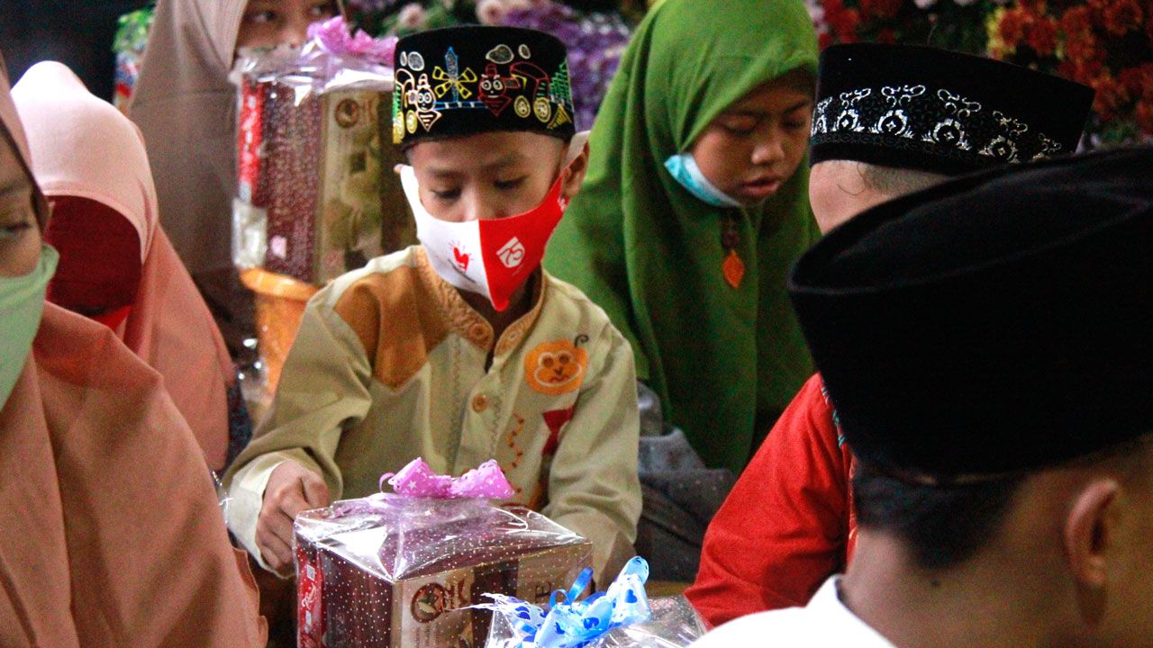 Ekspresi kegembiraan yang ditunjukkan seorang anak penerima santunan. (Foto: J Krisna/Javasatu.com)