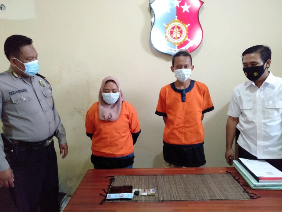 Pasangan Kekasih di Gresik Edarkan Sabu