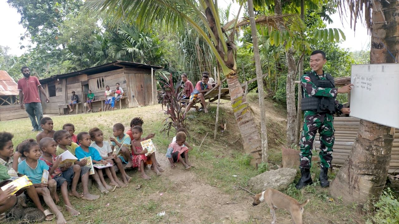 Satgas Yonif 512/QY Ajarkan Anak anak Membaca di Perbatasan Papua