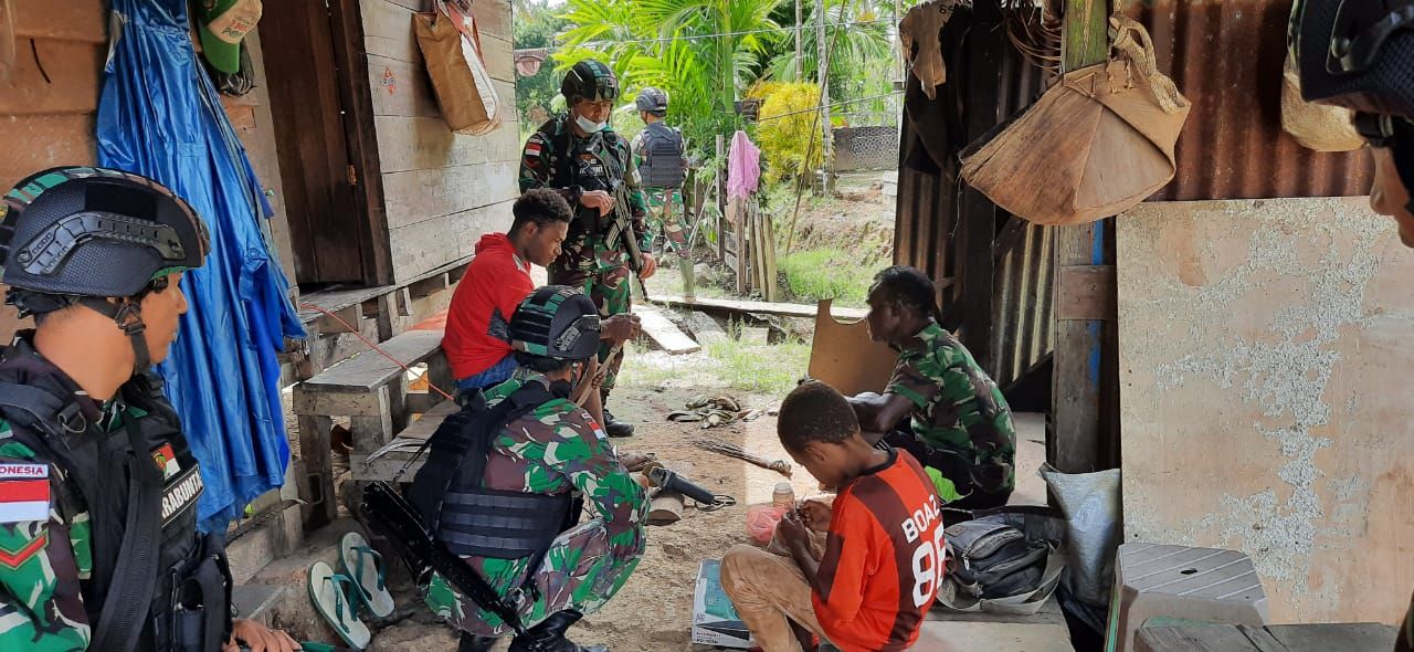 Ciptakan Suasana Kekeluargaan, TNI Kunjungi Kepala Suku di Sawyatami