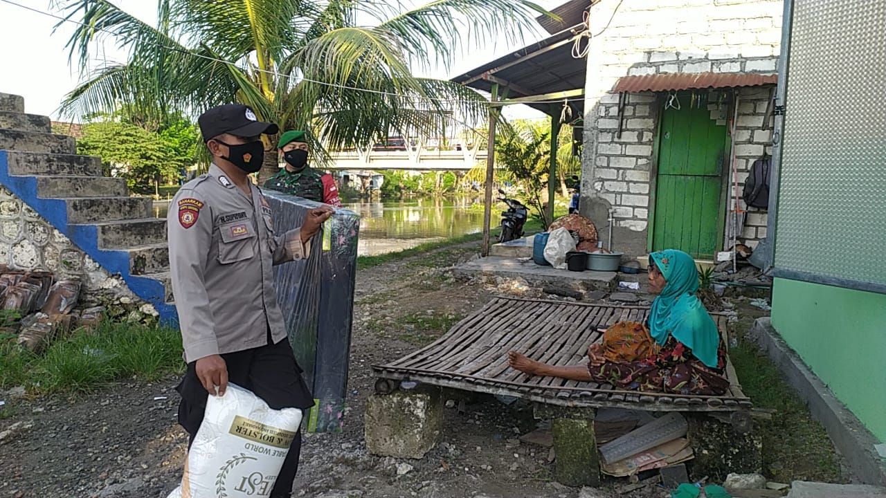 Seorang Bhabinkamtibmas dan Babinsa di Gresik Rela Berbagi Gaji untuk ‘Maruji’