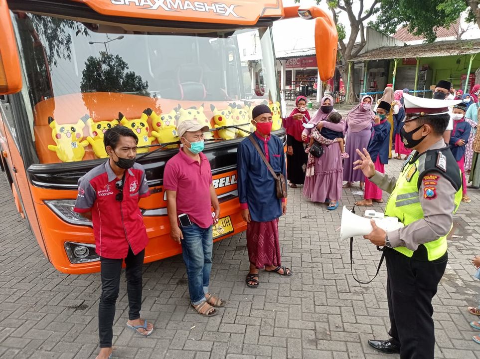 Polres Gresik Sosialisasi Masa Larangan Mudik di Terminal Bunder