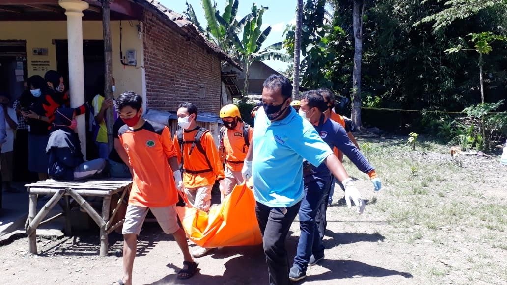Wanita Muda Tewas Dibungkus Tikar