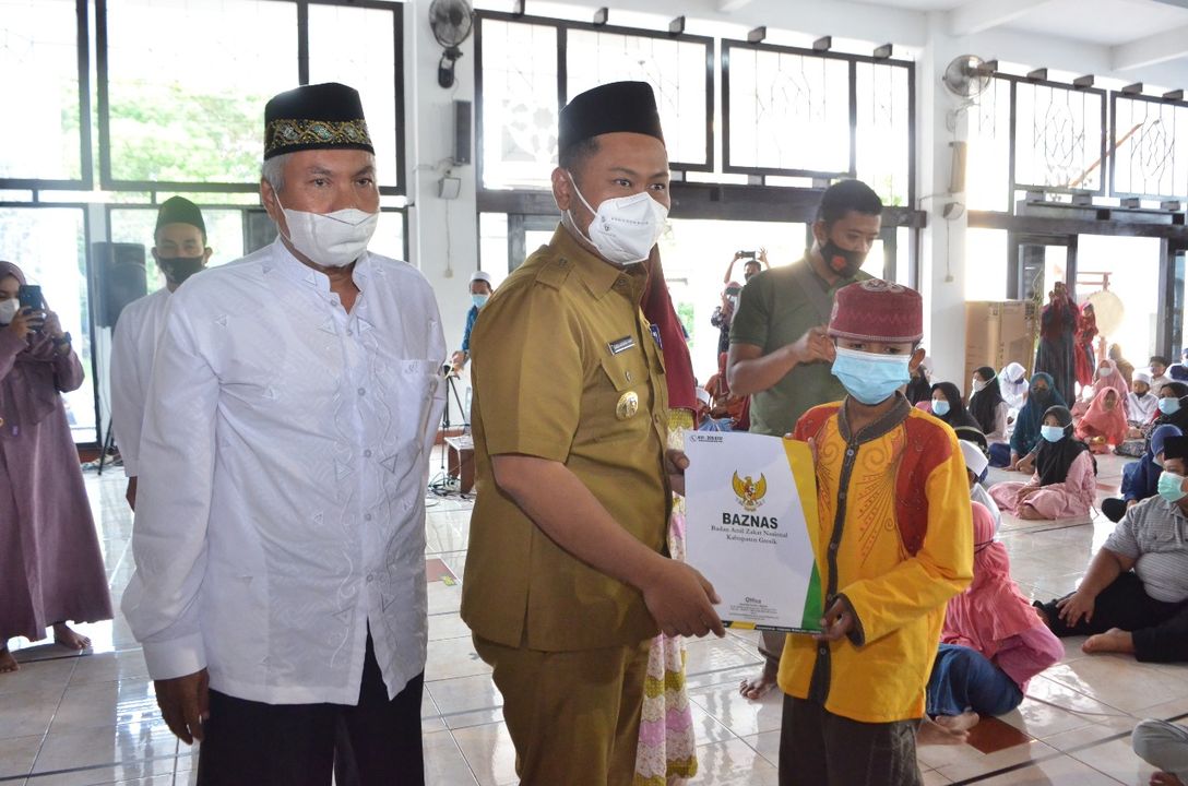 Forkopimda Gresik Salurkan Bantuan Kepada 1.000 Anak Yatim