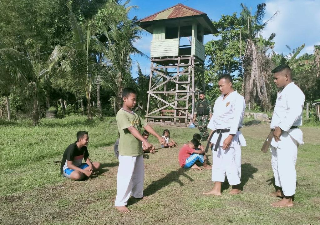 Satgas Yonif 512 Latih Beladiri Karate Sejak Dini