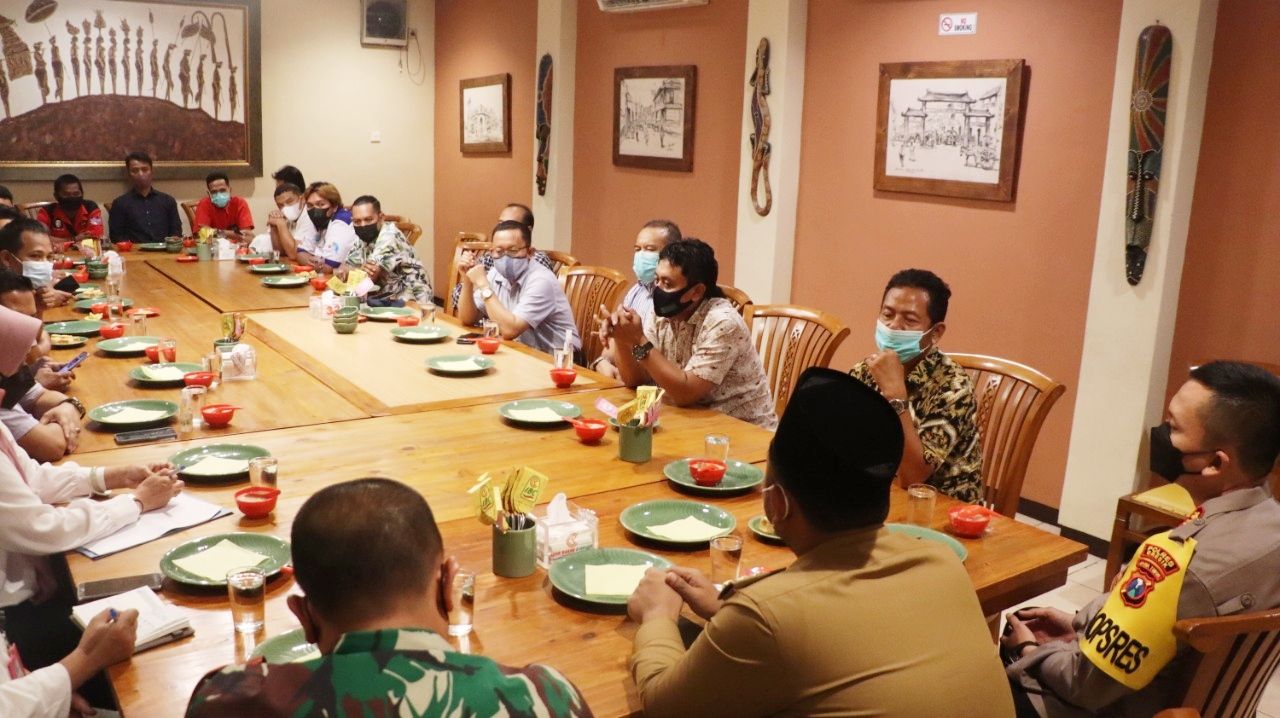 Jelang May Day, Forkopimda Gresik Buka Puasa Bersama Bareng Buruh