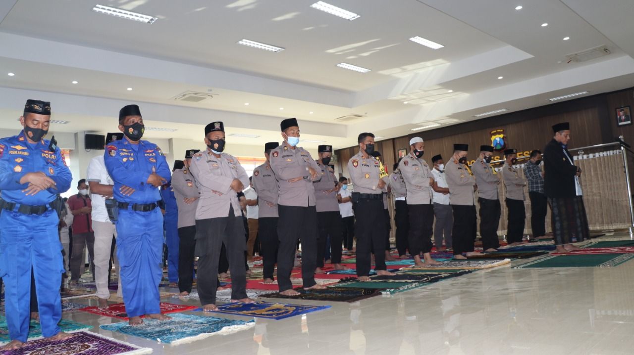 Polres Gresik Gelar Salat Gaib untuk 53 Jenazah Kru KRI Nanggala 402