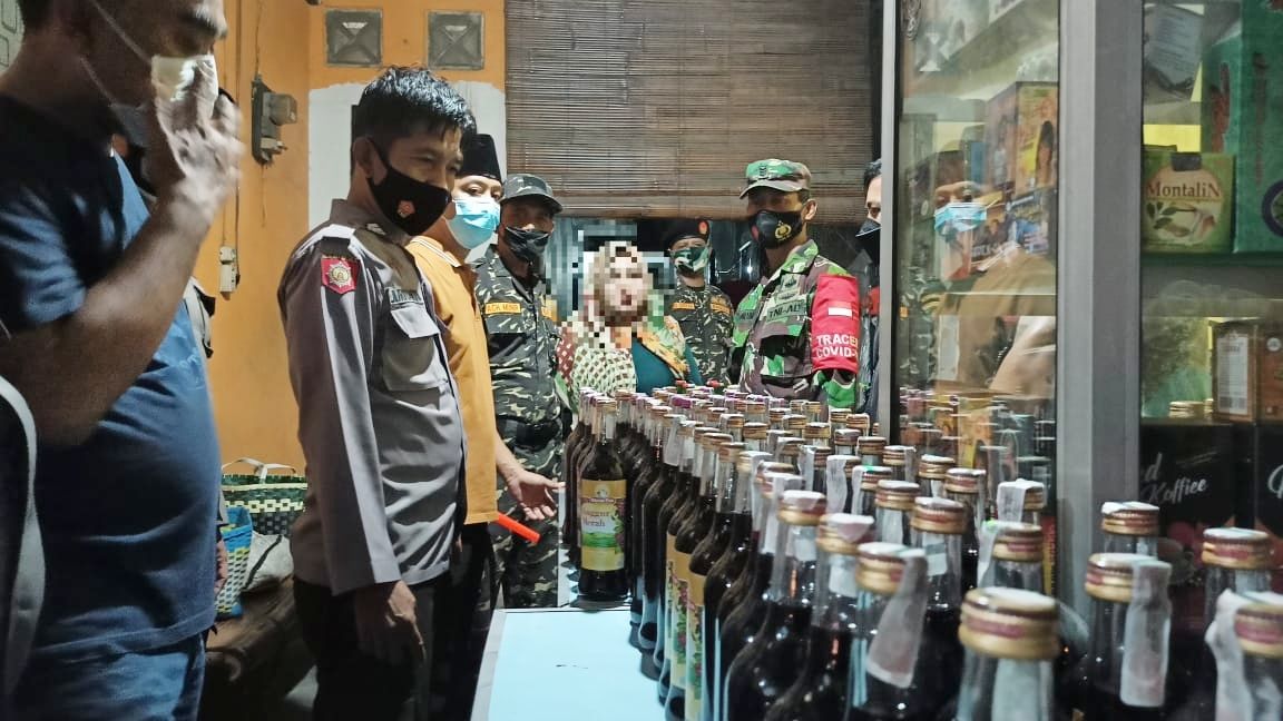 Petugas Gabungan di Gresik Gerebek Kios Jamu Nyambi Jual Miras