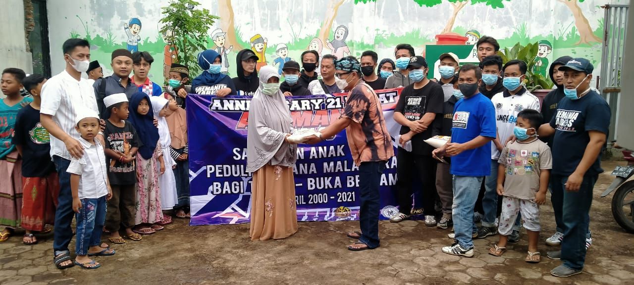 Ulang Tahun ke 21 Aremania Karlos Diwarnai Kegiatan Sosial dan Sedekah