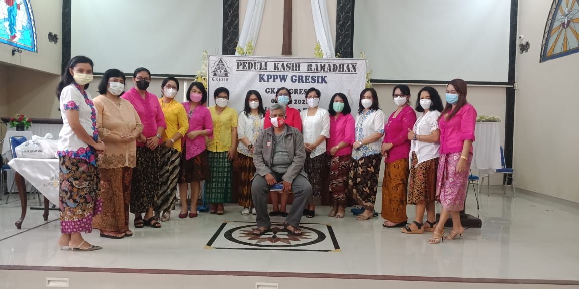 Berpakaian Adat, Jemaat Gereja di Gresik Salurkan Sembako Ramadan