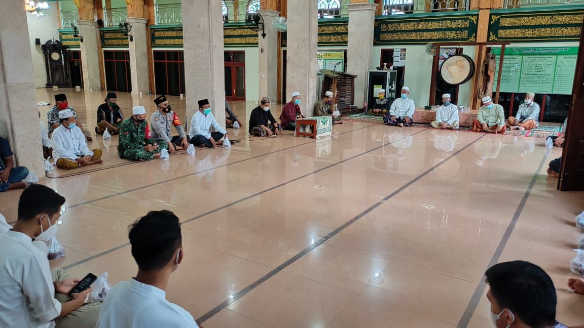 Tradisi Sanggring Kolak Ayam Desa Gumeno di Malam 23 Ramadan
