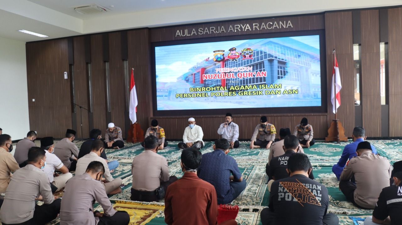 Polres Gresik Peringati Nuzulul Qur’an Saat Binrohtal Rutin