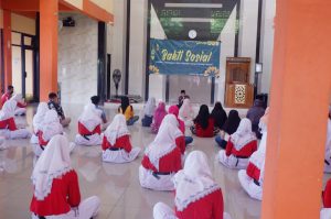 Hasil Jual Takjil, Pelajar SMAN 1 Cerme Gresik Santuni 100 Yatim - Javasatu