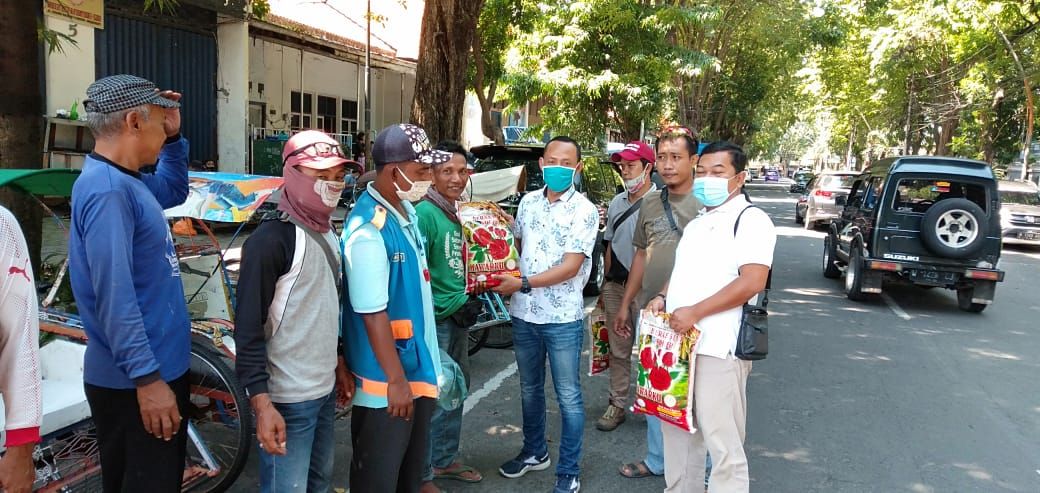 Gandeng Baznas, KWG Bagi Zakat untuk Warga Kurang Beruntung