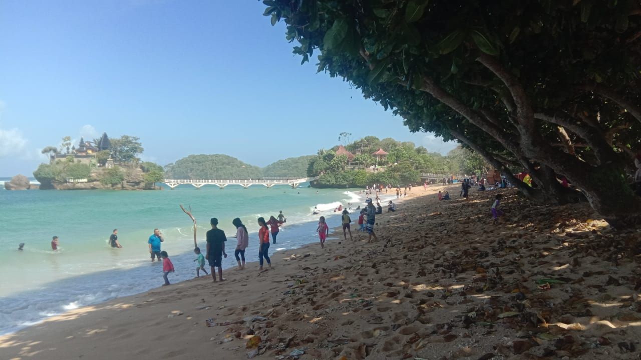 Usai Tutup Dua Hari, Pantai Balekambang Malang Diserbu Wisatawan