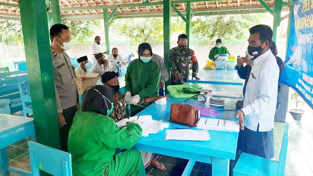 TNI Polri di Banjarejo Blora, Pantau Vaksinasi Covid-19 Lansia