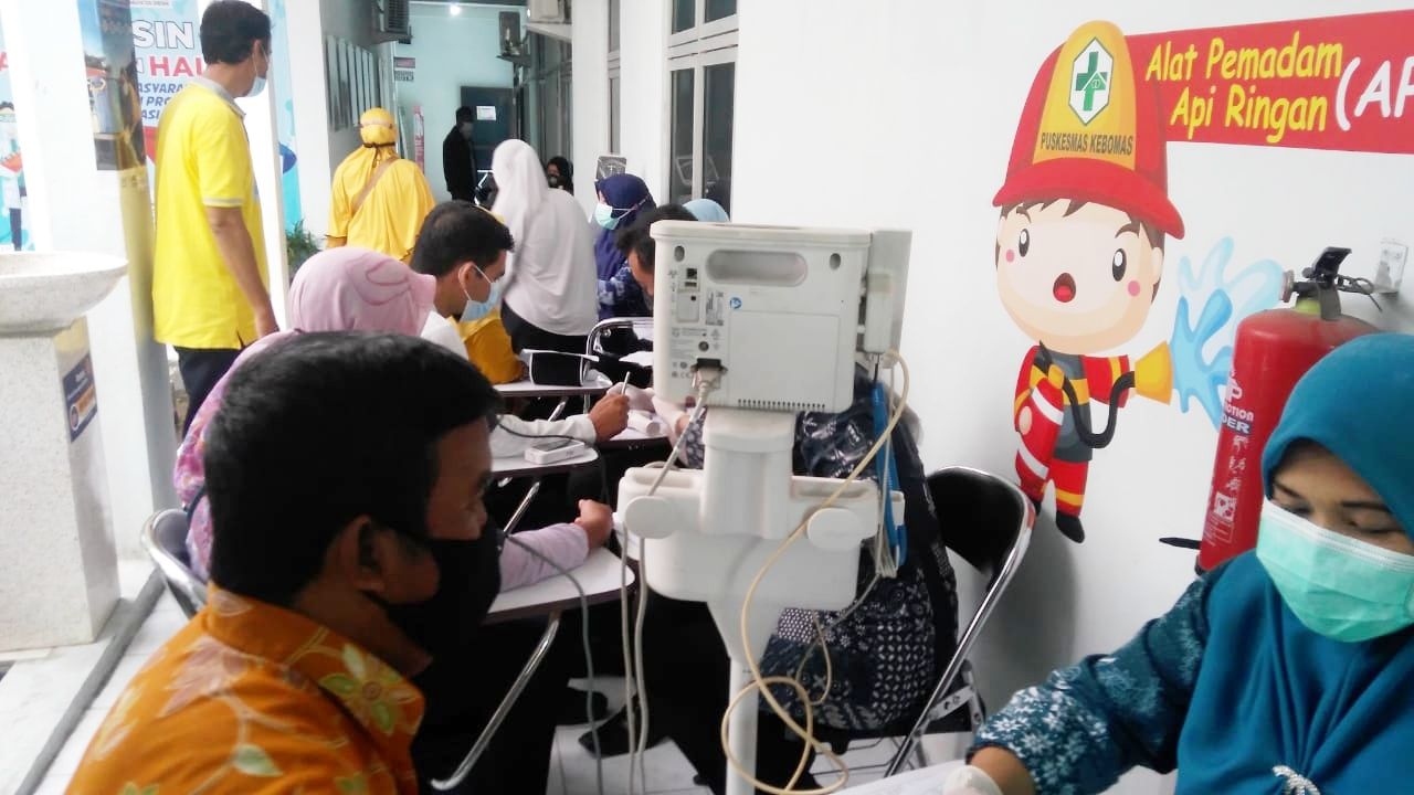 Guru di Kebomas Gresik Jalani Vaksinasi Covid-19