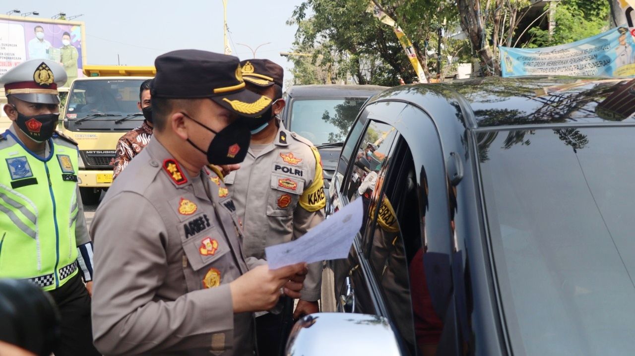 Polres Gresik Gelar Pemeriksaan Arus Balik di Pos Check Point Exit Tol Kebomas