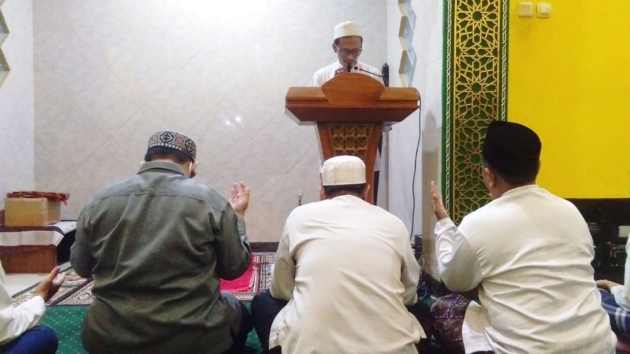 Warga Perum Griya Sekar Kedaton Gresik Gelar Salat Gerhana Bulan