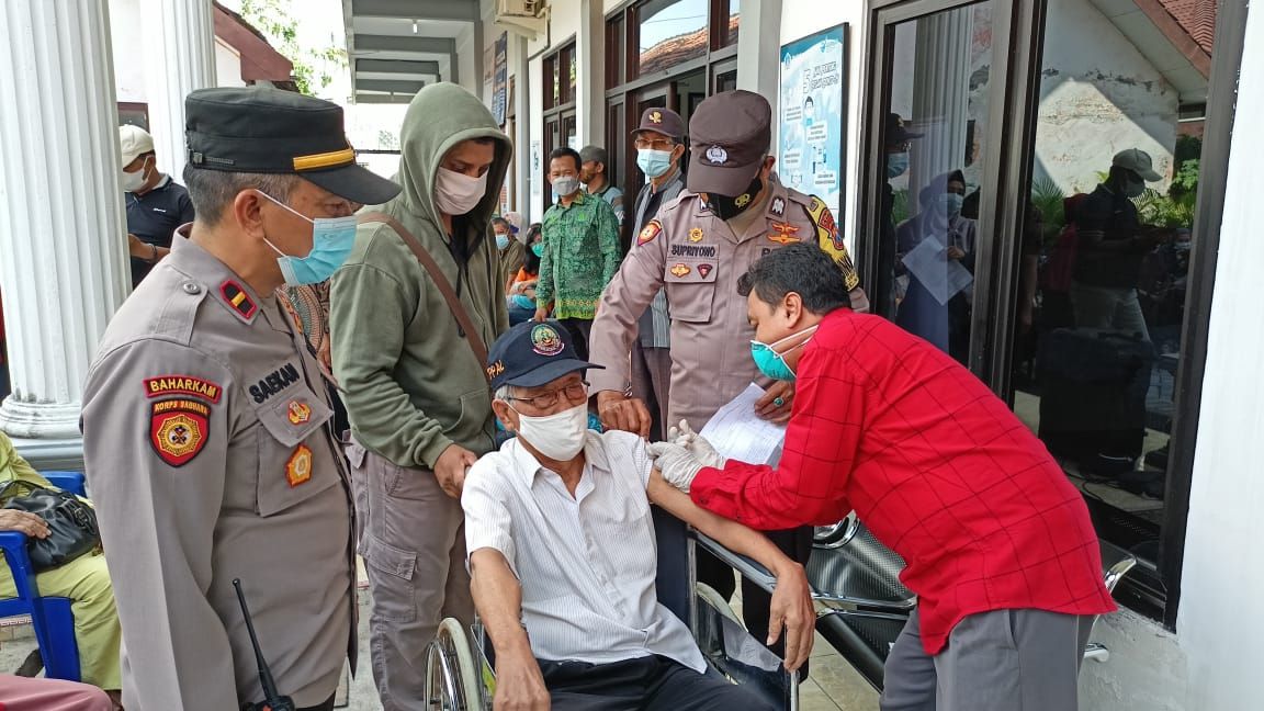 Lansia 75 Tahun Jadi yang Pertama Divaksin AstraZeneca di Manyar Gresik