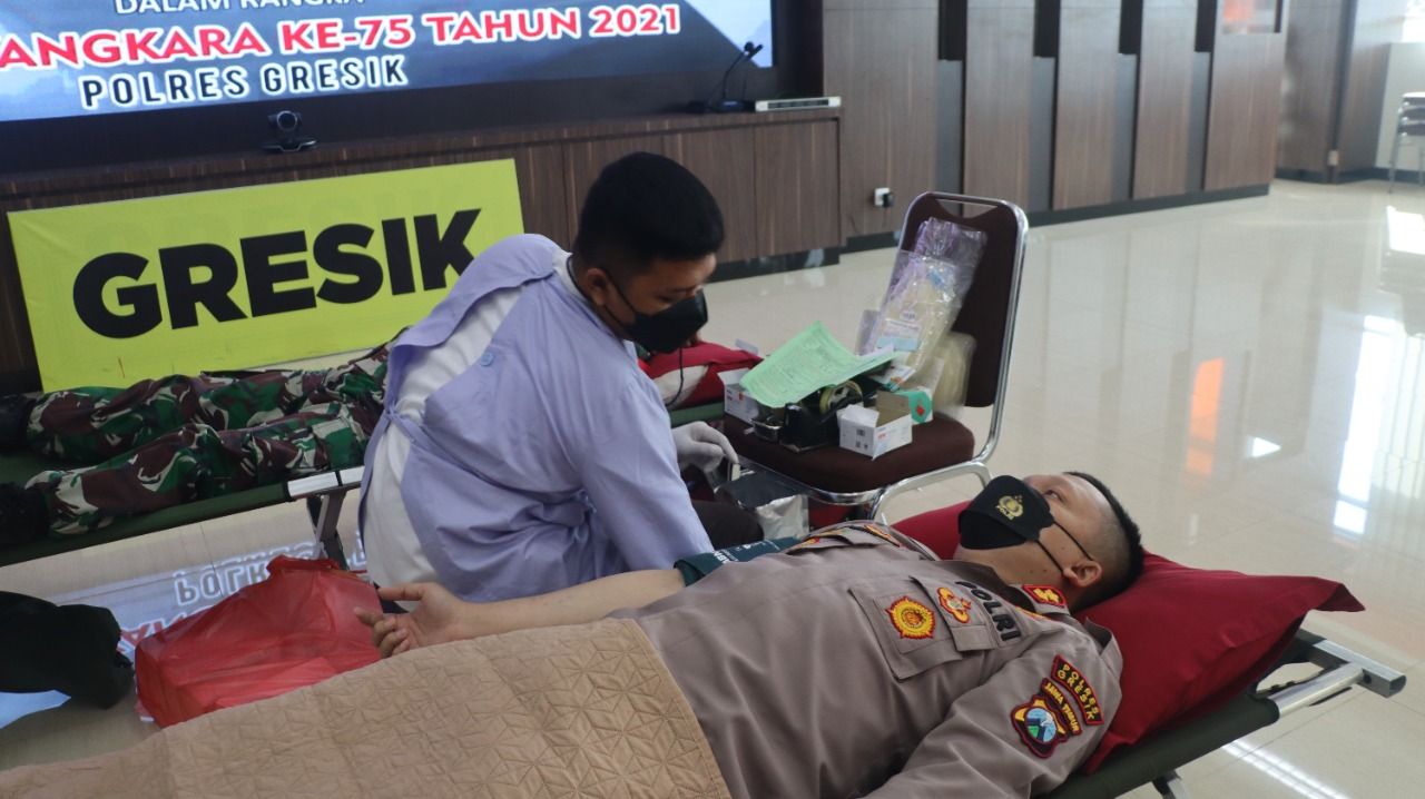 Polres Gresik Gelar Bakti Sosial Donor Darah Jelang HUT ke-75 Bhayangkara