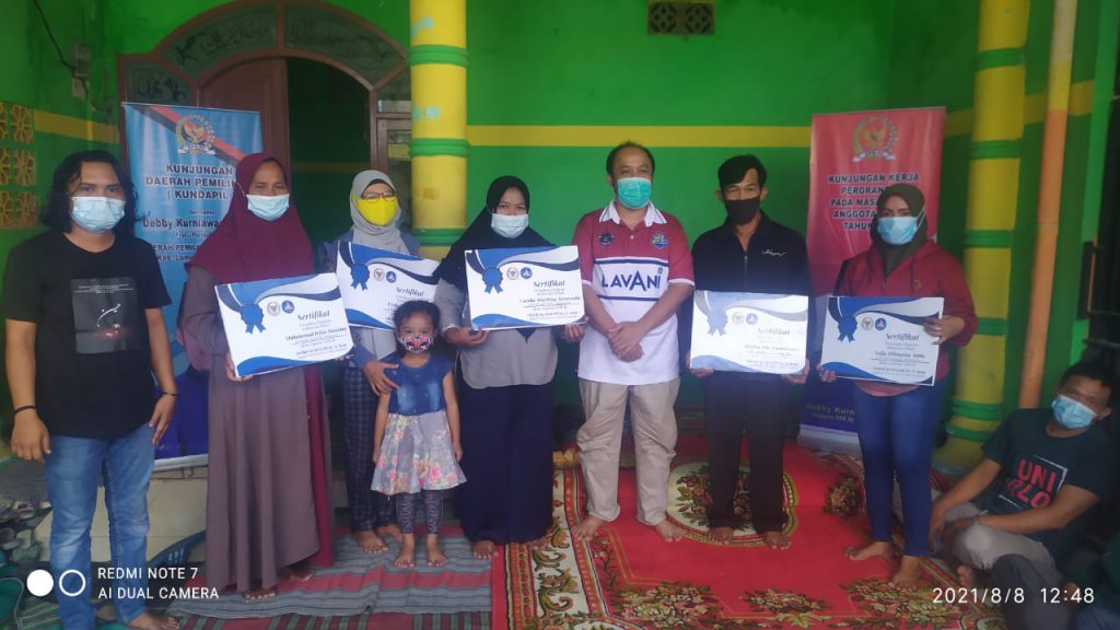 Anggota DPR RI Debby Kurniawan Serahkan Sertifikat Beasiswa PIP Jalur Aspirasi Bagi Pelajar di Gresik