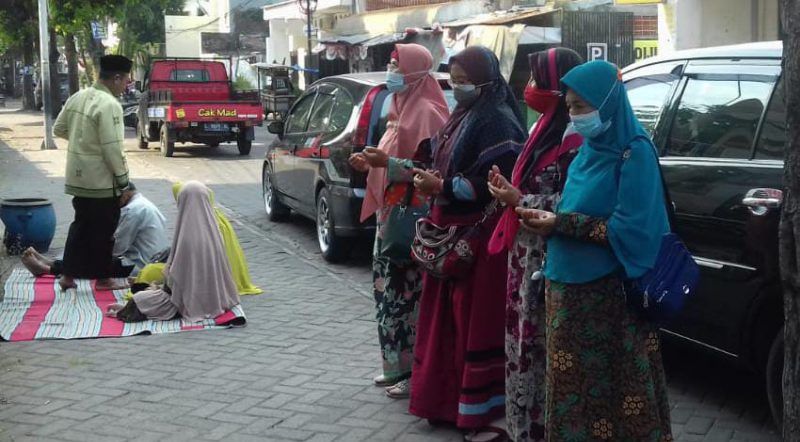 Peziarah Asal Ngawi Berdoa di Luar Areal Makam Sunan Gresik