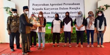 Pemberian penghargaaan terhadap karyawan CV Sayap Mas Nusantara. (Foto: Agung Baskoro/Javasatu.com)
