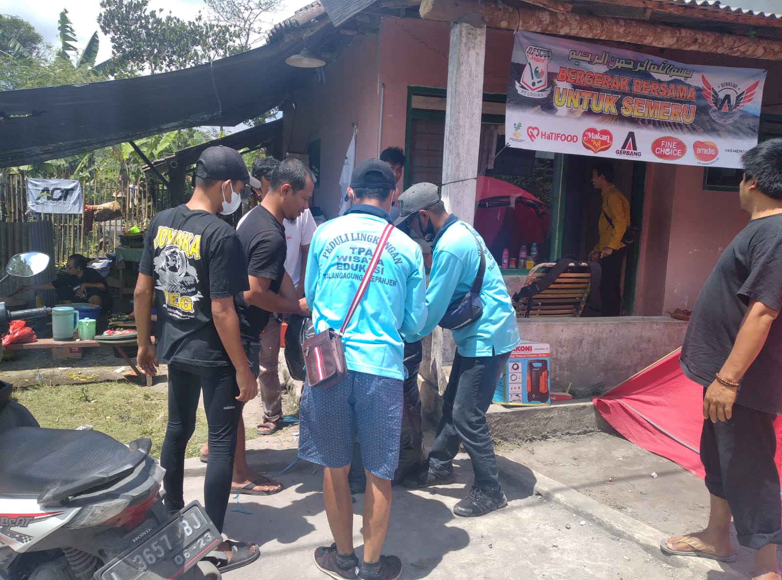 Tukang Sampah Talangagung Malang Berikan Sedikit Rezekinya Dan Punguti