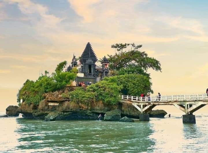 Akhir Pekan, Obyek Wisata Pantai Balekambang Ramai, Tetap Utamakan Prokes