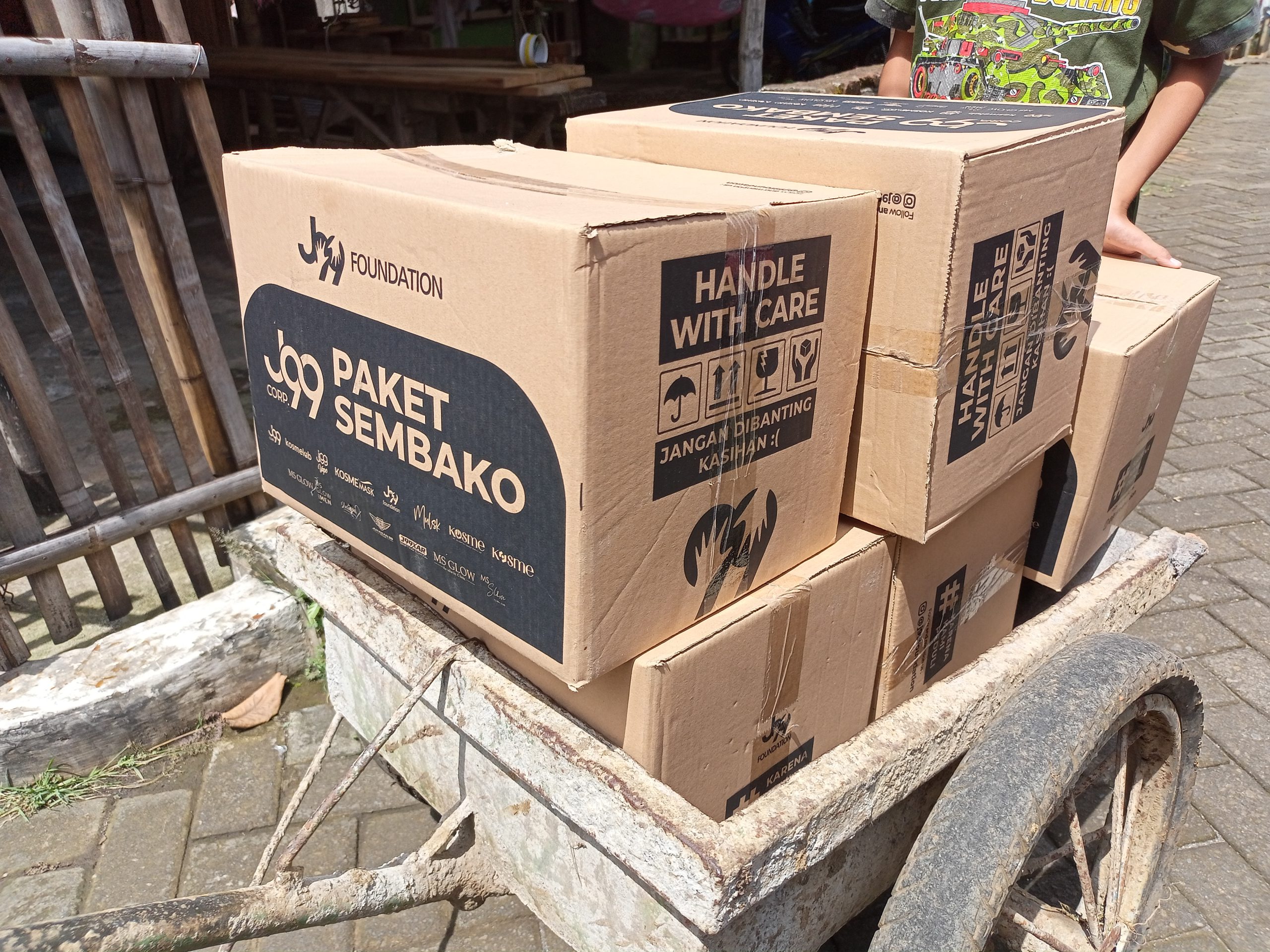 Warga Terdampak PPKM Mikro Desa Banjararum Terima Bantuan Sembako ...