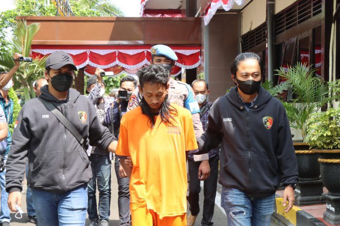 Viral, Preman Sok Jagoan Gebrak Mobil Istri Polisi