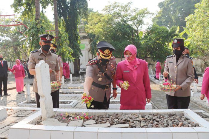 Upacara Tabur Bunga Polres Gresik di HUT Ke-76 Bhayangkara