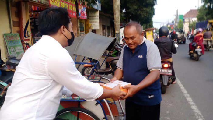 Polres Malang Bagi-bagi Paket Makanan di HUT Ke-76 Bhayangkara