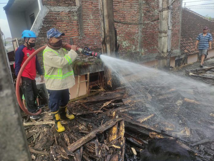 Kebakaran Material Bekas Bangunan di Pakis Malang, 2 Unit Damkar Dikerahkan