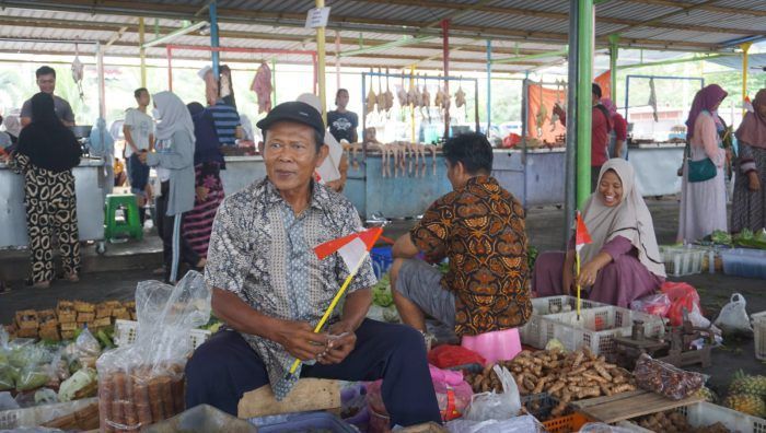 HUT RI, Siswa SMAMIO Gresik Bagikan 770 Bendera Merah Putih ke Pedagang