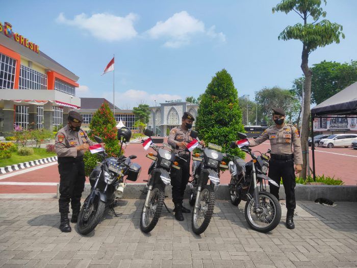 Berbakti Pada NKRI, Polres Gresik Pasang Bendera Merah Putih di Kendaraan Dinas