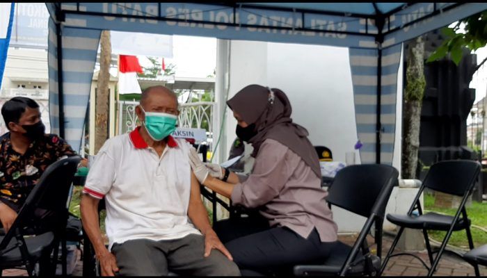 Polres Batu Gelar Vaksinasi Massal untuk Lansia dan Masyarakat Umum
