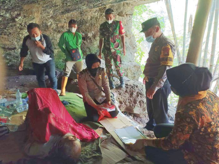 Polisi di Malang Evakuasi Kakek Sakit Hidup di Dalam Gua Lawang