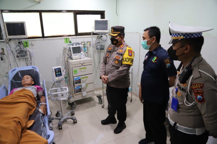 Peduli Sesama, Kapolres Gresik Anjangsana ke Anggota yang Sakit