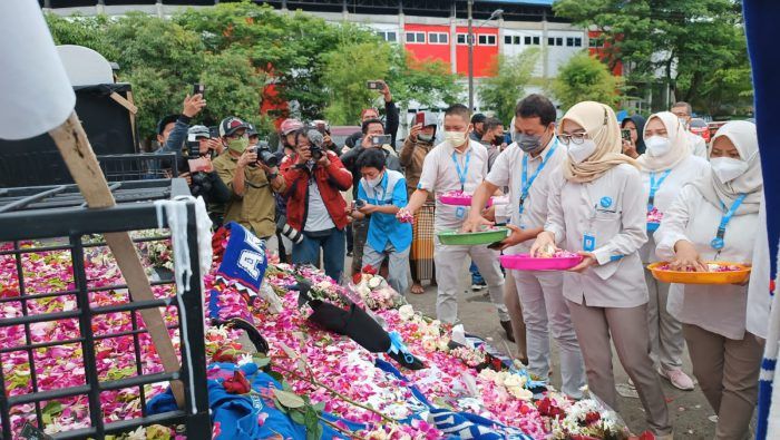 Nakes RS Wava Husada Tabur Bunga Bentuk Duka Cita Tragedi Kanjuruhan