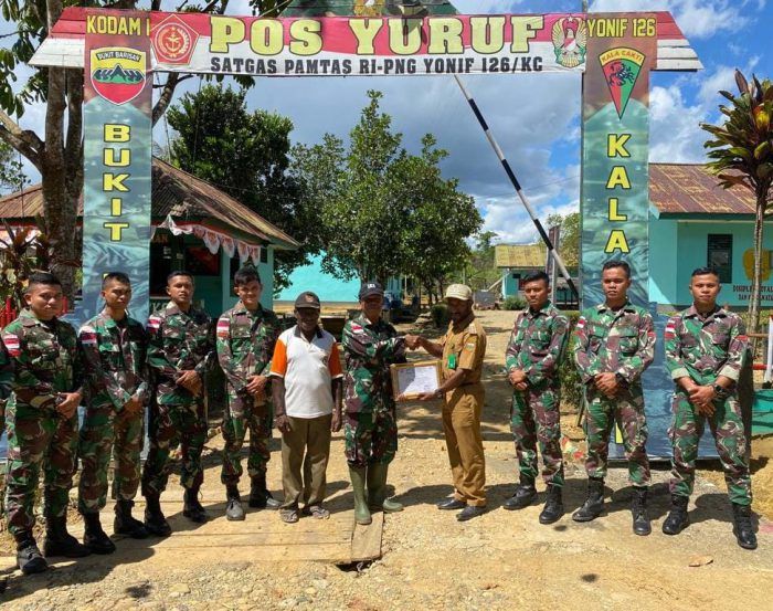 Akhir Penugasan Yang Manis, Satgas Yonif 126/KC Terima Penghargaan