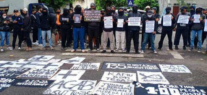 Serba Hitam, Aremania Minta Usut Tuntas Tragedi Kanjuruhan