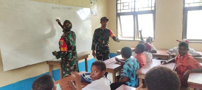 Babinsa Koramil 1710-02/Timika Ajarkan Wawasan Kebangsaan Kepada Siswa SD