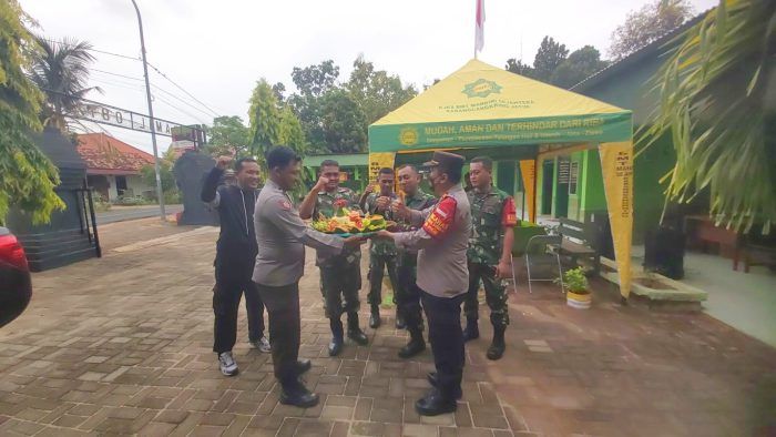 Polisi Ujungpangkah Beri Surprise Tentara di HUT Ke-77 TNI